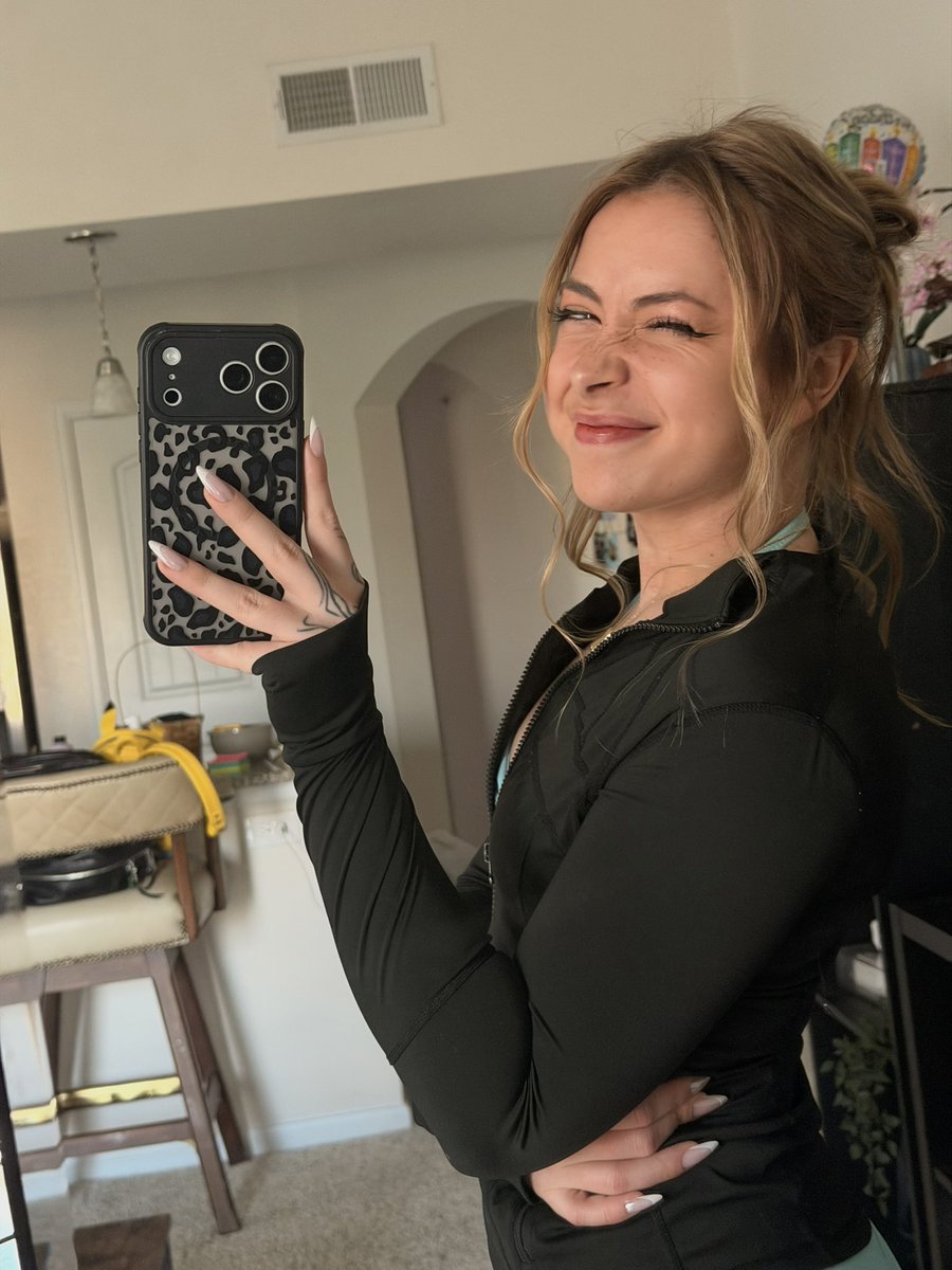 Shortypie's tweet photo. Live rn on kick 🤍

Doing an irl at universal if we hit 500 subbies! (446/500 subs!) 

https://t.co/JxX0JYeMA7 https://t.co/n5Ez4CKQcb