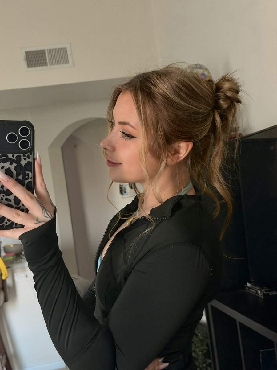 Shortypie's tweet photo. Live rn on kick 🤍

Doing an irl at universal if we hit 500 subbies! (446/500 subs!) 

https://t.co/JxX0JYeMA7 https://t.co/n5Ez4CKQcb