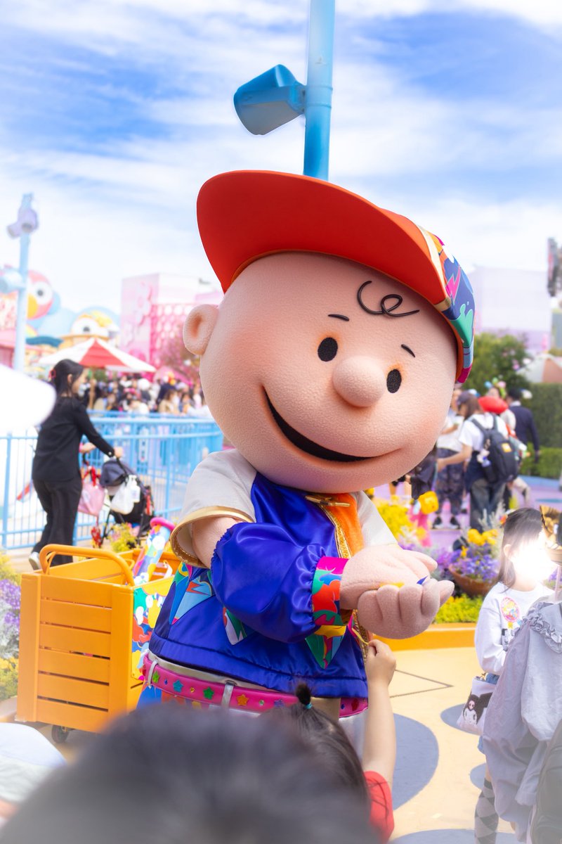 4GIZMO_STRIPE6's tweet image. 子ども達と一緒にコンフェをまく時チャーリーだけギュッと握りしめたままで『？』と思って見てたら、まだ受け取れてなかった子のためにまかずに取っておいたみたいで。。ショーが終わってから配ってあげてた彼の優しさにキュンとしました🥹

#USJファン  #レッツスマイルトゥギャザー #PEANUTS