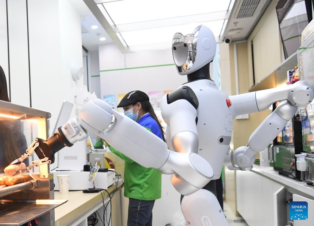 PDOAUS's tweet image. A #humanoid robot using embodied AI now works at a #Beijing convenience store, greeting customers and handling tasks like answering questions and delivering goods. Staff regularly disinfect its gripper to ensure hygiene.
en.people.cn/n3/2026/0422/c…