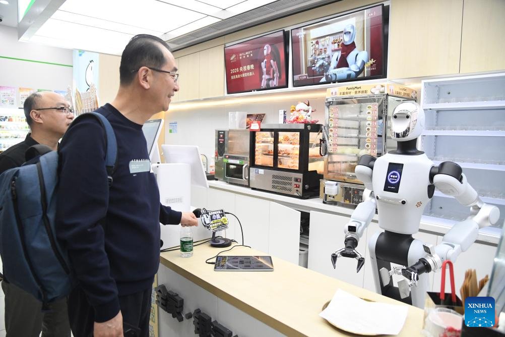 PDOAUS's tweet image. A #humanoid robot using embodied AI now works at a #Beijing convenience store, greeting customers and handling tasks like answering questions and delivering goods. Staff regularly disinfect its gripper to ensure hygiene.
en.people.cn/n3/2026/0422/c…