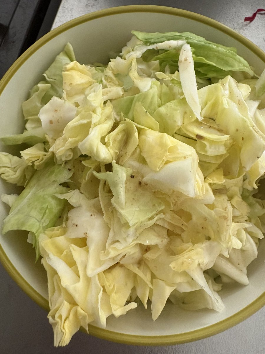 cabbage184184's tweet image. 失礼します。
（মাফ করবেন, ）

キャベツです。
（এটা বাঁধাকপি।）

#SCD
#キャベツ
#cabbage 
#失礼しますキャベツです 
#野菜