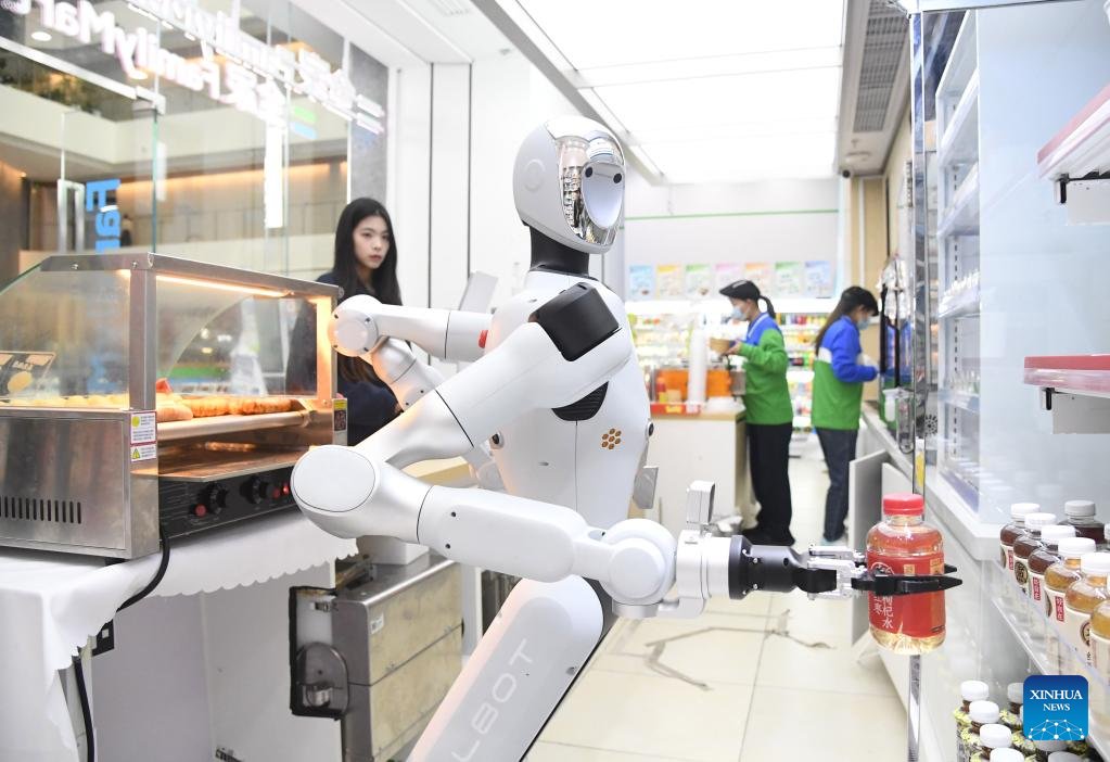 PDOAUS's tweet image. A #humanoid robot using embodied AI now works at a #Beijing convenience store, greeting customers and handling tasks like answering questions and delivering goods. Staff regularly disinfect its gripper to ensure hygiene.
en.people.cn/n3/2026/0422/c…