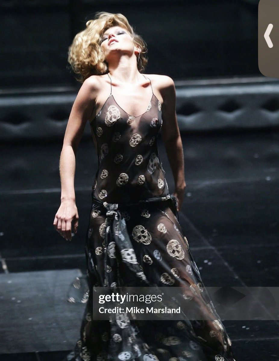 mazzystar____'s tweet photo. El vestido de Kate Moss x Alexander Mcqeen vive rent free en mi cabeza https://t.co/pwmPoYsYMe