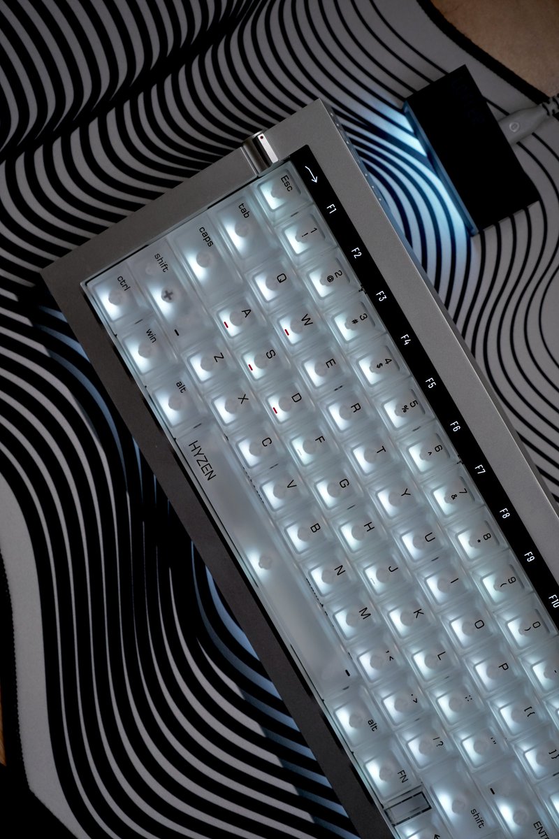 AnomaloG's tweet image. #desksetup #Keyboard
Keyboard : Lofree HYZEN Silver
keyswitch : Lofree × Kailh  “Nexus”           
　　　　　  Mechanical &amp;amp; Rapid Trigger 
Deskmat : GMK BlackSnail

この佇まいが本当に好きすぎます！
機能や使用感など詳細は追って。

Lofree HYZENは本日4/23ローンチ予定👇