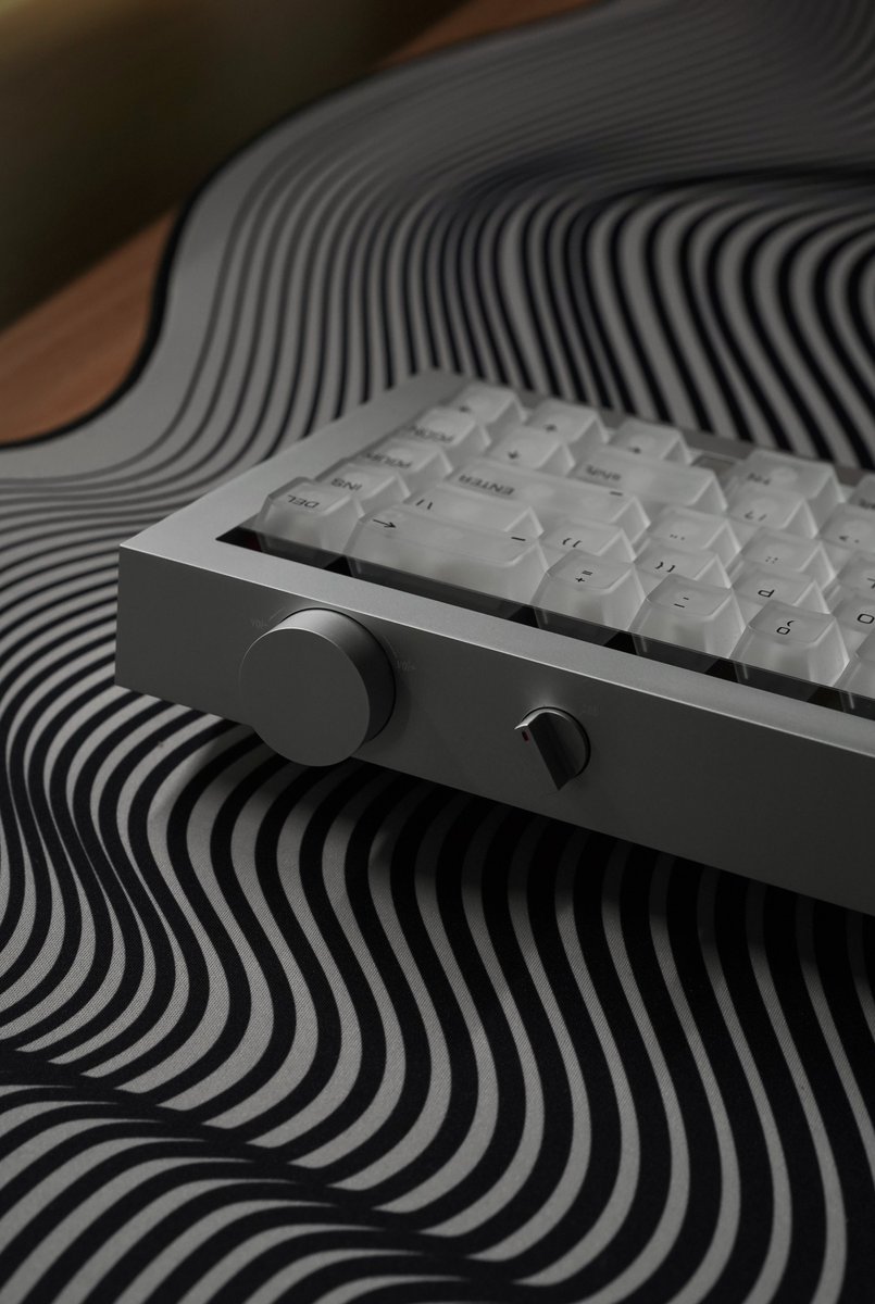 AnomaloG's tweet image. #desksetup #Keyboard
Keyboard : Lofree HYZEN Silver
keyswitch : Lofree × Kailh  “Nexus”           
　　　　　  Mechanical &amp;amp; Rapid Trigger 
Deskmat : GMK BlackSnail

この佇まいが本当に好きすぎます！
機能や使用感など詳細は追って。

Lofree HYZENは本日4/23ローンチ予定👇