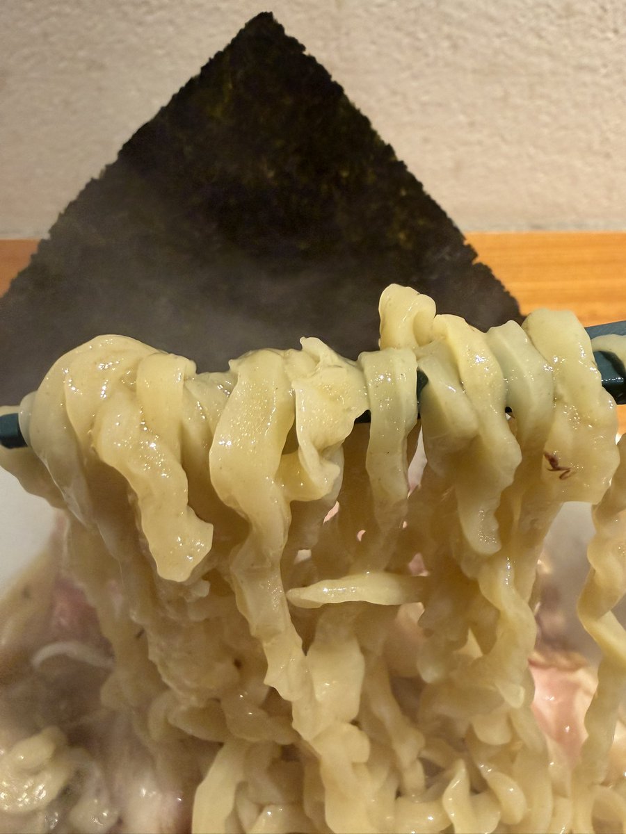 おはようございます

本日通常営業
11:00〜15:00
17:00〜21:00(ラストオーダー20:45)

今日もしっかり麺を揉んでいきたいと思います

天気悪そうですが、ご来店お待ちしてます