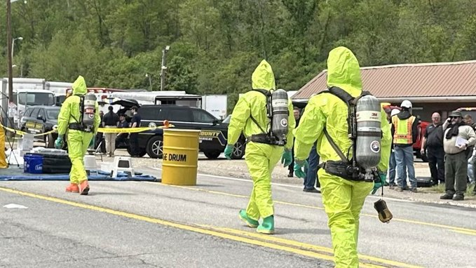 🚨Chemical leak at a #West_Virginia plant kills 2 people and sends 30 more to hospitals, officials say 
x.com/ferozwala/stat…

📌The leak occurred at the Catalyst Refiners plant in Institute as workers were preparing to shut down at least part of the facility, Kanawha County