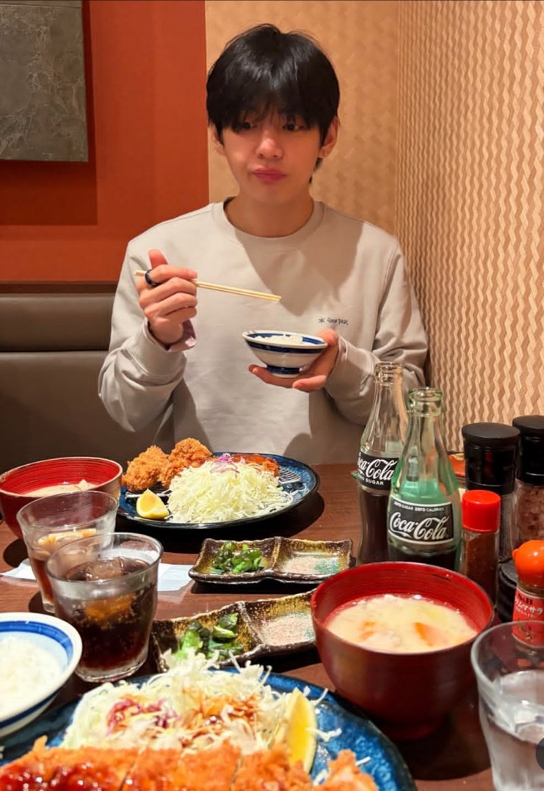 EHEH_kmt's tweet image. お茶碗を持って食べるとこも日本愛

#BTSV #キムテヒョン #thv
#テテ #V'  #김태형 #KIMTAEHYUNG
#WeLoveYouTaehyung