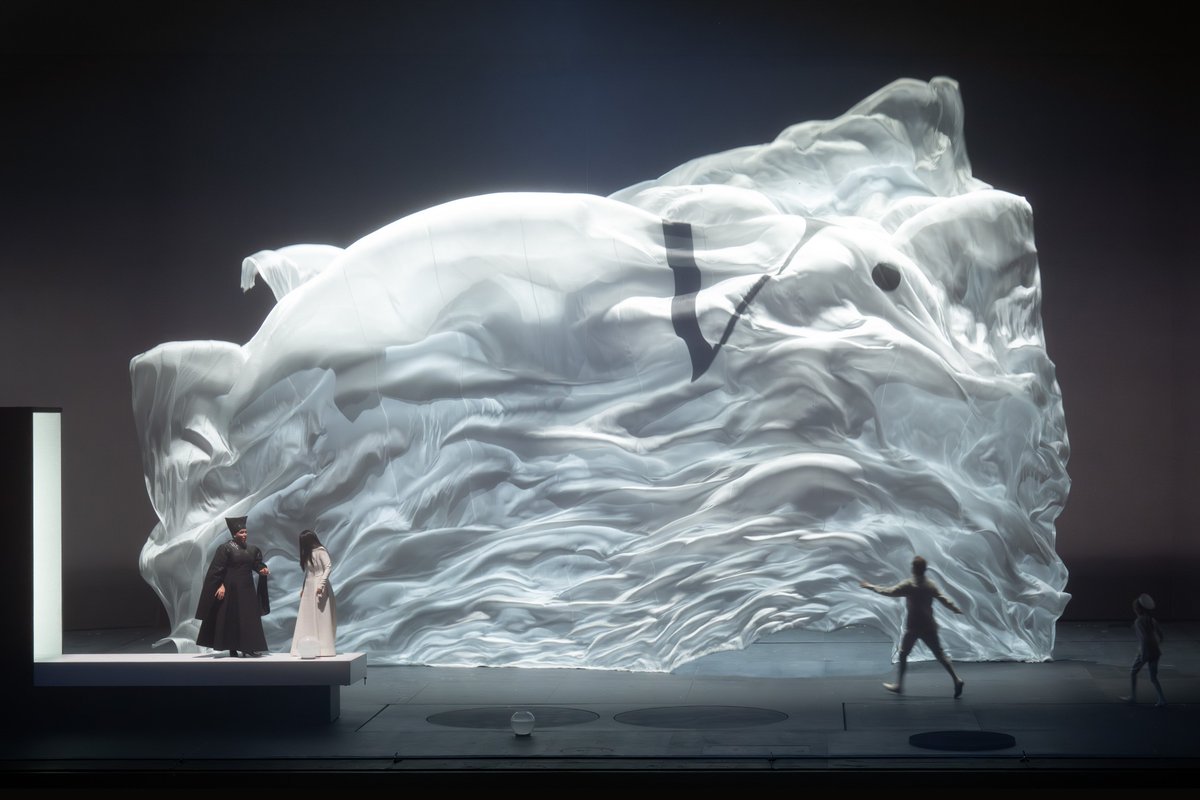 opermagazin's tweet photo. 50 shades of dark: #RomeoCastellucci schafft am @teatroallascala eine düster-faszinierende Seelenwelt für Debussys "Pelléas et  Mélisande", in der #MaximePascal's hochsensibles Dirigat für die  musikalischen Lichtreflexe zuständig ist. Zwischen schattenhaft flatternden Tüchern und massiven Steinblöcken agieren und singen #SaraBlanch und #BernardRichter überzeugend als junge Liebende, Simon Keenlyside gibt einen verwundbaren Gegenspieler in diesem tiefenpsychologisch ausgeleuchteten, poetisch bebilderten dreistündigen  Opernabend. Prädikat kunstvoll! https://t.co/zPHagToGKx 📷: Monika Rittershaus