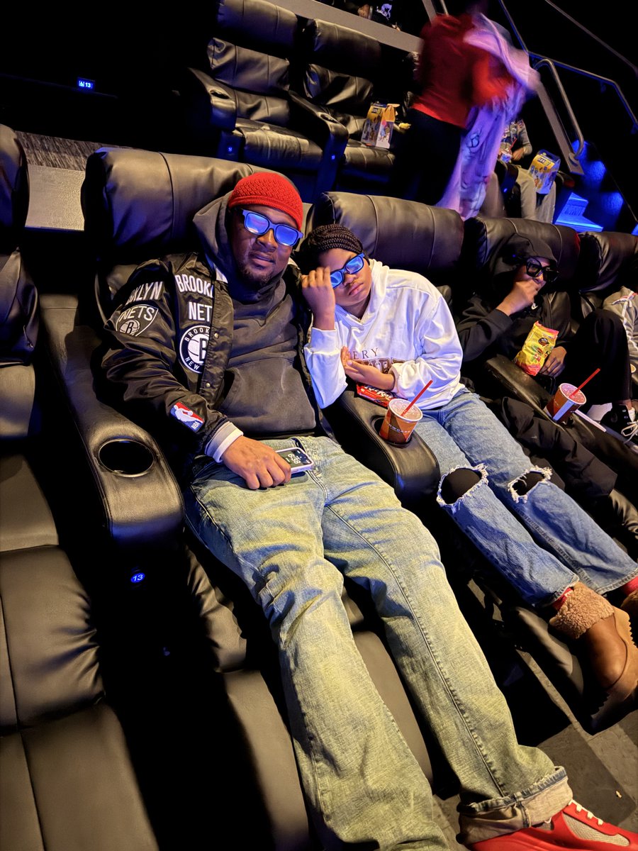 trapmamba318's tweet image. Me and the girls catching a movie #girldad
