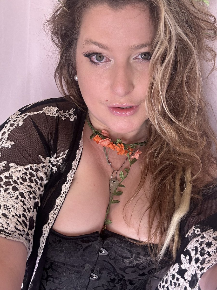 themistressmoll's tweet photo. Happy Earth Day 🌳 https://t.co/dTzq0nPg7S