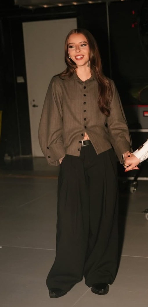 one of her best looks 1000/10 el pantalocito suelto con esa camisa de botones, el pelo lacio helloo y este es del ensayo😮‍💨