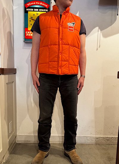 70s~ AUTOLITE RACING VESTです。
サイズ　M

肩幅　42.5cm
身幅　58cm
着丈　70cm

AUTOLITEのレーシングベストです。
AUTOLITEといえばなビビットなオレンジカラーが特徴的です。
定番のフルスナップの中綿ボディーのスタイルです。truevintage.jp