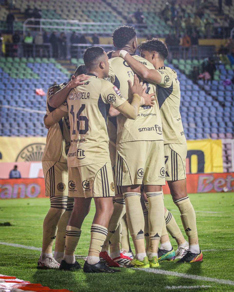 CuscoFC_2009's tweet photo. ¡Apareció el goleador!
Facu abre la cuenta en el marcador 💛🖤
#SomosCusco https://t.co/SWrAqIZZRo