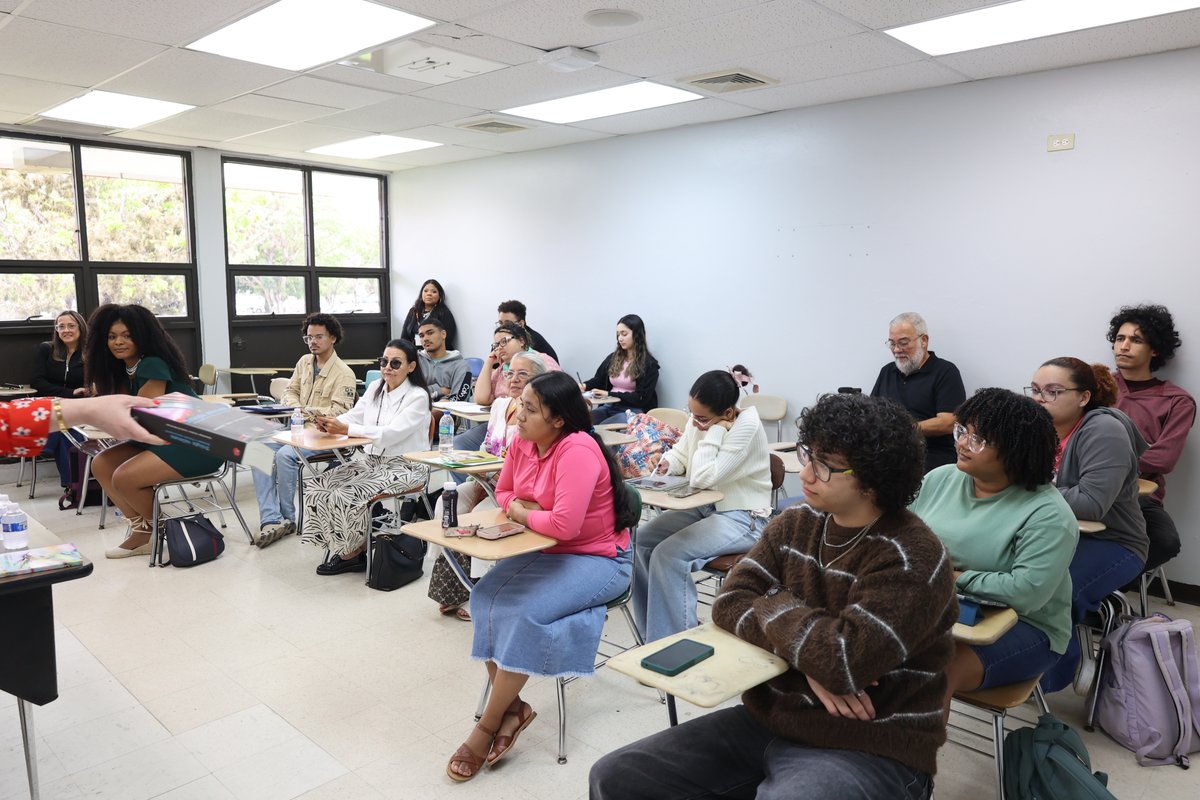 UPRHComunica's tweet photo. 📚✨ La investigación también celebra nuestra identidad.

Como parte del Mes de la Lengua y Cultura Puertorriqueña 2026, el Departamento de Español de la #UPRH inició el 21 de abril el Congreso de Investigación sobre Lengua y Cultura, un espacio académico dedicado al análisis, el diálogo y la reflexión en torno a nuestra herencia lingüística y cultural.

El congreso, desarrollado en varias jornadas temáticas, aborda ejes como lengua y música, lengua y sociopolítica, literatura y folclor, literatura y diáspora, así como educación y preservación del patrimonio cultural puertorriqueño.

Un encuentro para investigar, reflexionar y afirmar nuestra identidad a través de la palabra. 🇵🇷

@UPR_Oficial