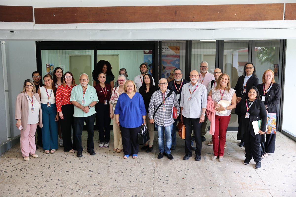 UPRHComunica's tweet photo. 📚✨ La investigación también celebra nuestra identidad.

Como parte del Mes de la Lengua y Cultura Puertorriqueña 2026, el Departamento de Español de la #UPRH inició el 21 de abril el Congreso de Investigación sobre Lengua y Cultura, un espacio académico dedicado al análisis, el diálogo y la reflexión en torno a nuestra herencia lingüística y cultural.

El congreso, desarrollado en varias jornadas temáticas, aborda ejes como lengua y música, lengua y sociopolítica, literatura y folclor, literatura y diáspora, así como educación y preservación del patrimonio cultural puertorriqueño.

Un encuentro para investigar, reflexionar y afirmar nuestra identidad a través de la palabra. 🇵🇷

@UPR_Oficial