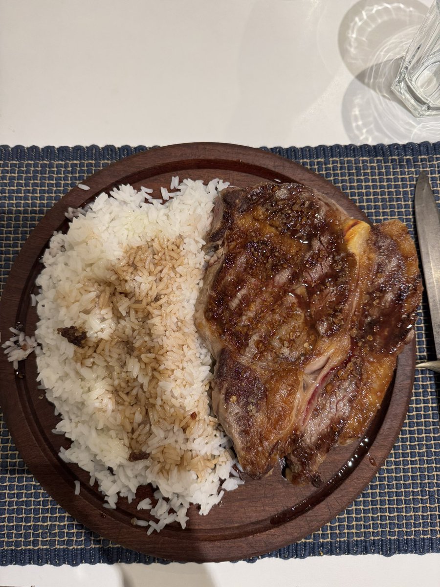 Cómete medio kilo de bife y listo abrazo