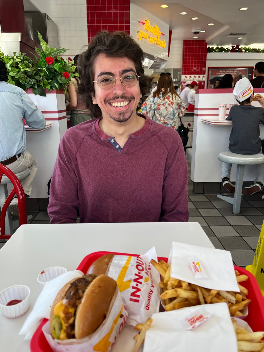 blixys_'s tweet photo. 🚨 BREAKING osu! NEWS 🚨 

.@pishifat reportedly TRIPS and FALLS at In-N-Out

Sources say he was still deciding what to order… https://t.co/AHpkrDhcKl