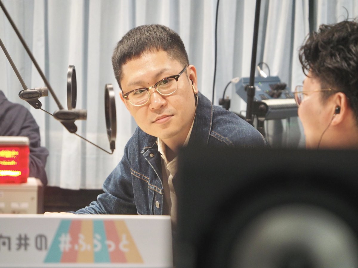 ╭━━━━━━━━━╮
  📻スタジオ生出演📻
╰━ｖ━━━━━━━╯
#ドンデコルテ の
小橋共作さん、渡辺銀次さんが出演中🎙️

🎙️売れて「世の中こんなに沢山仕事が？！」
🎙️「我々は考察されています」
🎙️銀次さんは「努力していない低所得者」

このあともお付き合いいただきます！
#ふらっと954