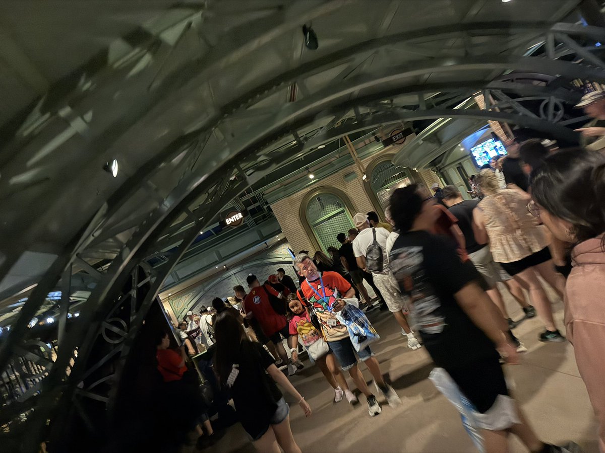 The perfect example of why express line does not work thru single rider. They just started sending them to the designated express. It went way out the arch