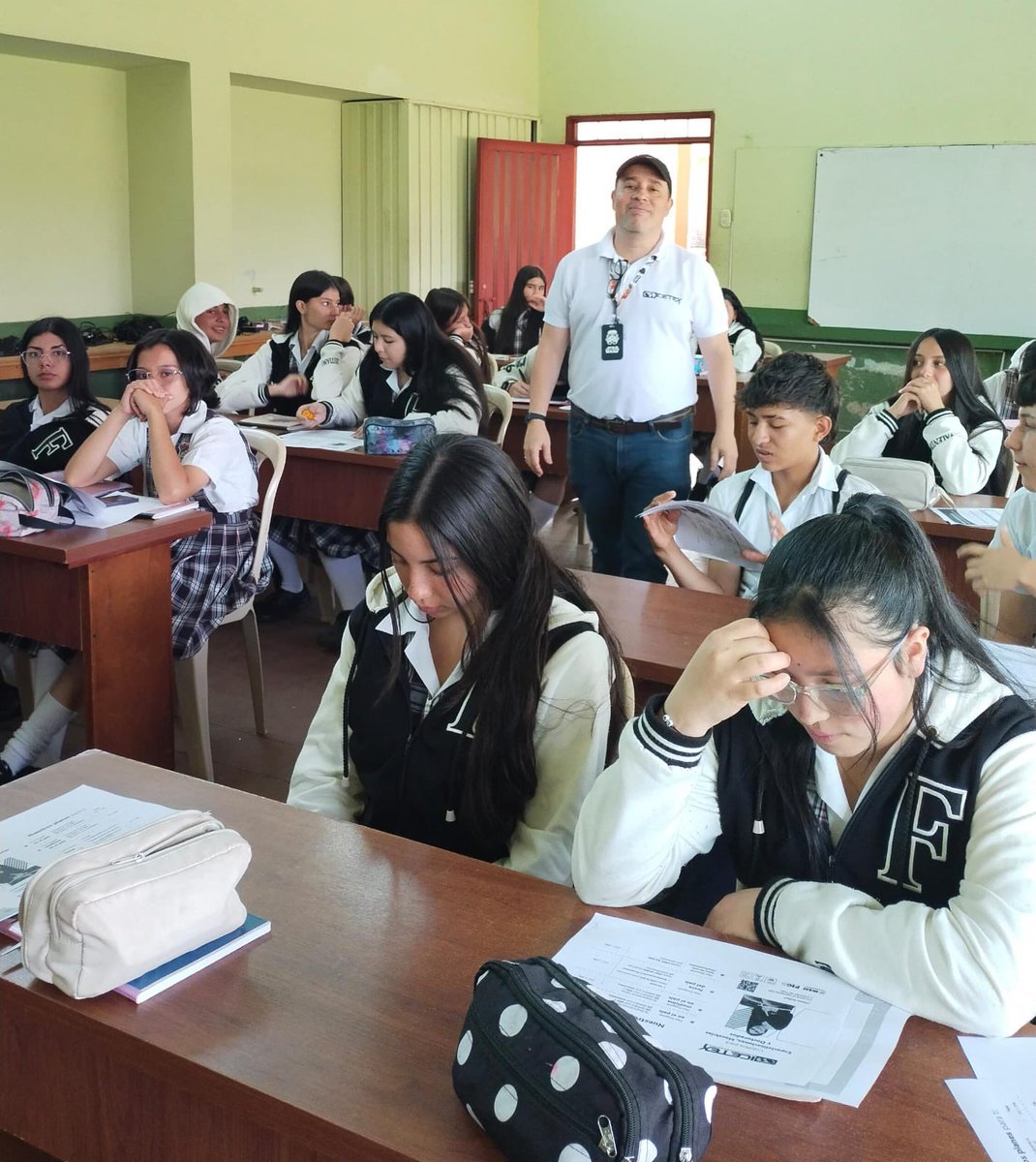 ICETEX's tweet image. Visitamos #Ocamonte y #Mogotes en #Santander, en el marco de nuestro plan de regionalización, impulsando los proyectos de vida de estudiantes de grado 10 y 11. 🎓

También promovimos la educación financiera de la mano de #ComunidadICETEX. 💙