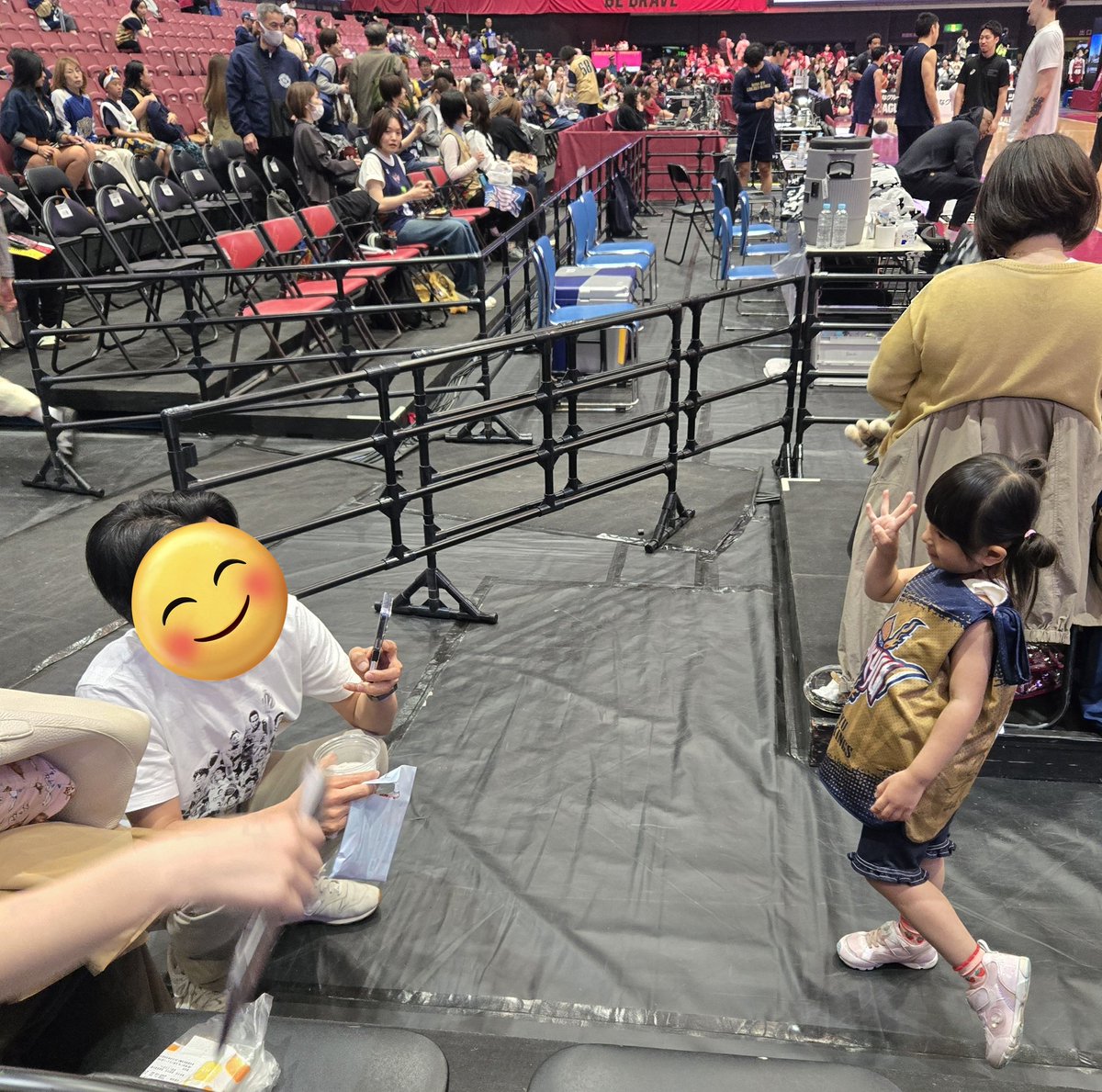 cli_one's tweet photo. 試合後に出てきてくれてありがとう😢
ハイタッチして戻ってきた娘は
乙女になってました🩷
色んな方におめでとうを言ってもらえて
照れながらも娘は喜んでいました！
娘を構ってくれてありがとう😭🙏
平良くんのプレーは見れなかったけど
試合は勝利したし！
キングスの皆が優しくて幸せな1日でした💕 https://t.co/vZallcx3yE