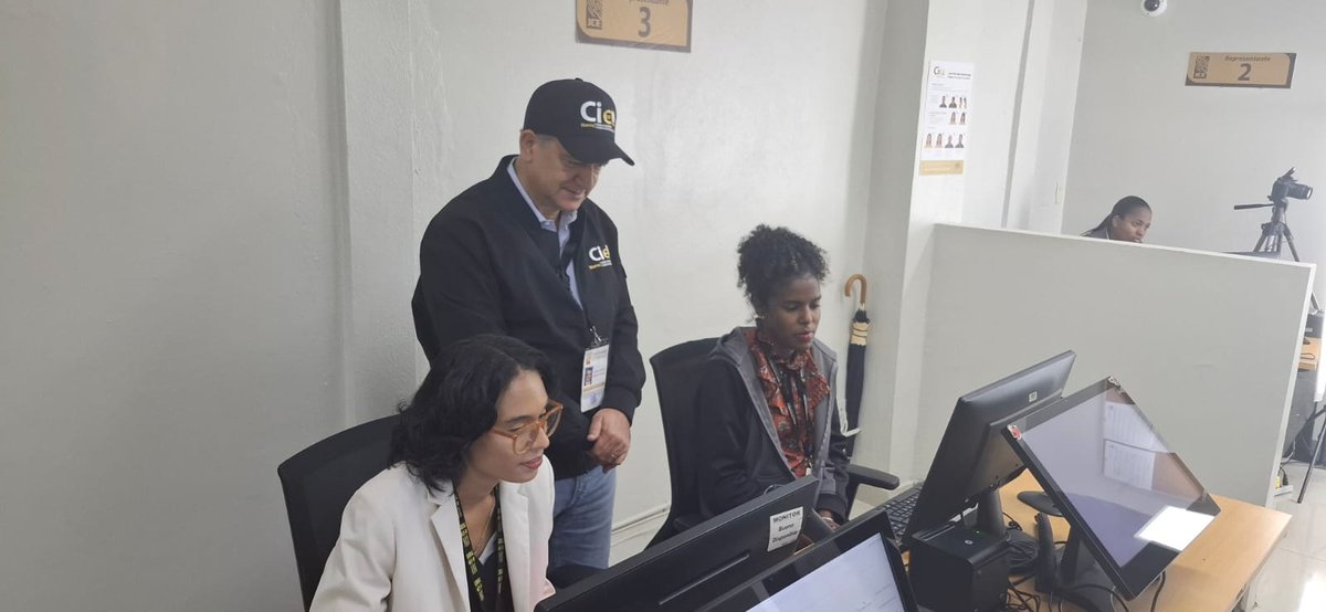 juntacentral's tweet image. El presidente de la #JCE, Román Jáquez Liranzo (@RomnJquez), y los miembros titulares del #PlenoJCE, Dolores Fernández Sánchez, Samir Chami Isa (@samirchamiisa) y Rafael Vallejo Santelises, realizaron recorridos de supervisión por distintos Centros de Cedulación, como parte del