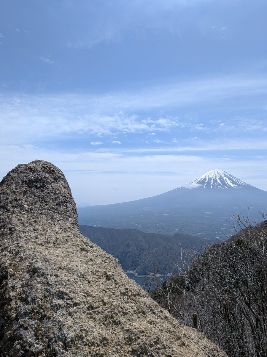higumaruz's tweet photo. 2026.4.18
鬼ヶ岳（1738m）@孤高会
西湖いやしの里根場からの周回コース。山頂の一本岩「鬼の角」でランチしてる人がいて、写真は断念…ガーン(笑)。でも雪頭ヶ岳からの景色はマジ絶景だった！ https://t.co/Vx8RpFdKeU