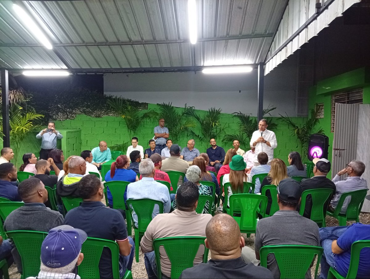 EuclidesLaVega's tweet photo. Ahora estamos en el municipio de La Vega reunidos en asamblea con dirigentes de La @FPcomunica tratando sobre el plan electoral, la campaña d afiliación y organización de nuevos miembros, con la presencia de Juan Gómez, Juan Rodríguez, Enríque Ramírez y Miguel Villar, entre otros https://t.co/boUShMERIF