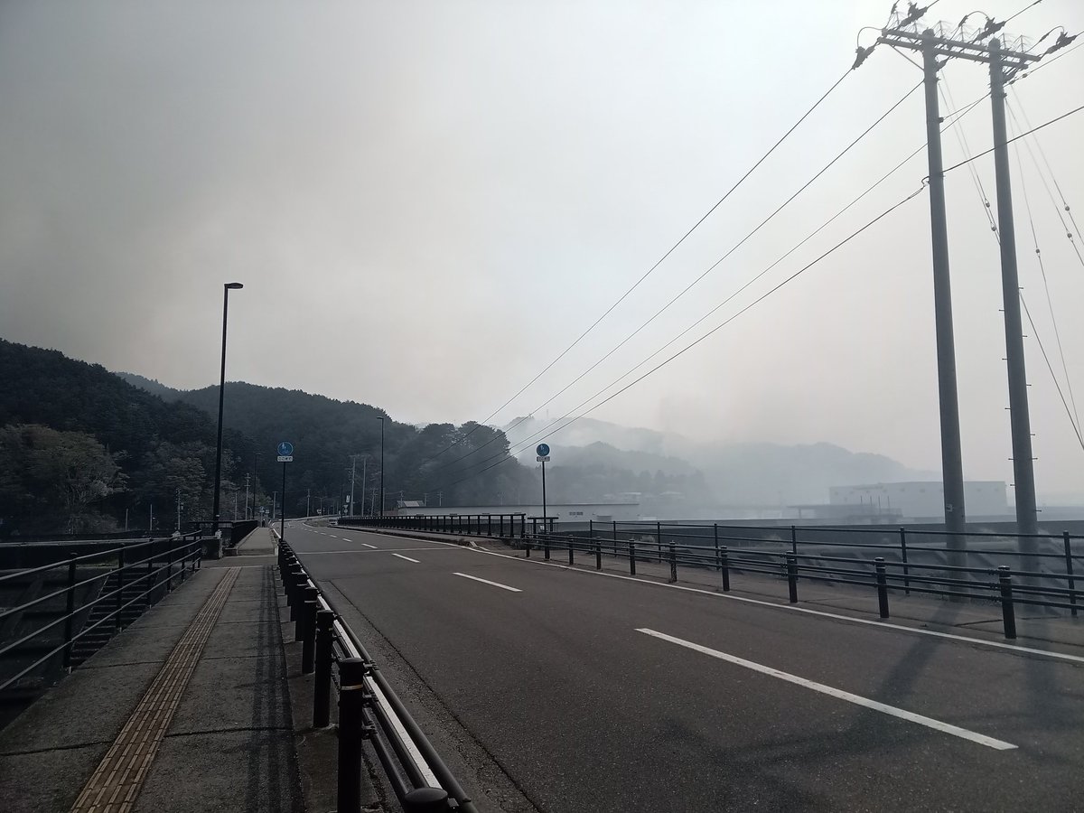 bungeling01's tweet photo. 山火事チクショーめ…。早く消えて欲しい、わしには何も出来ん... https://t.co/fh4k1vo6jc