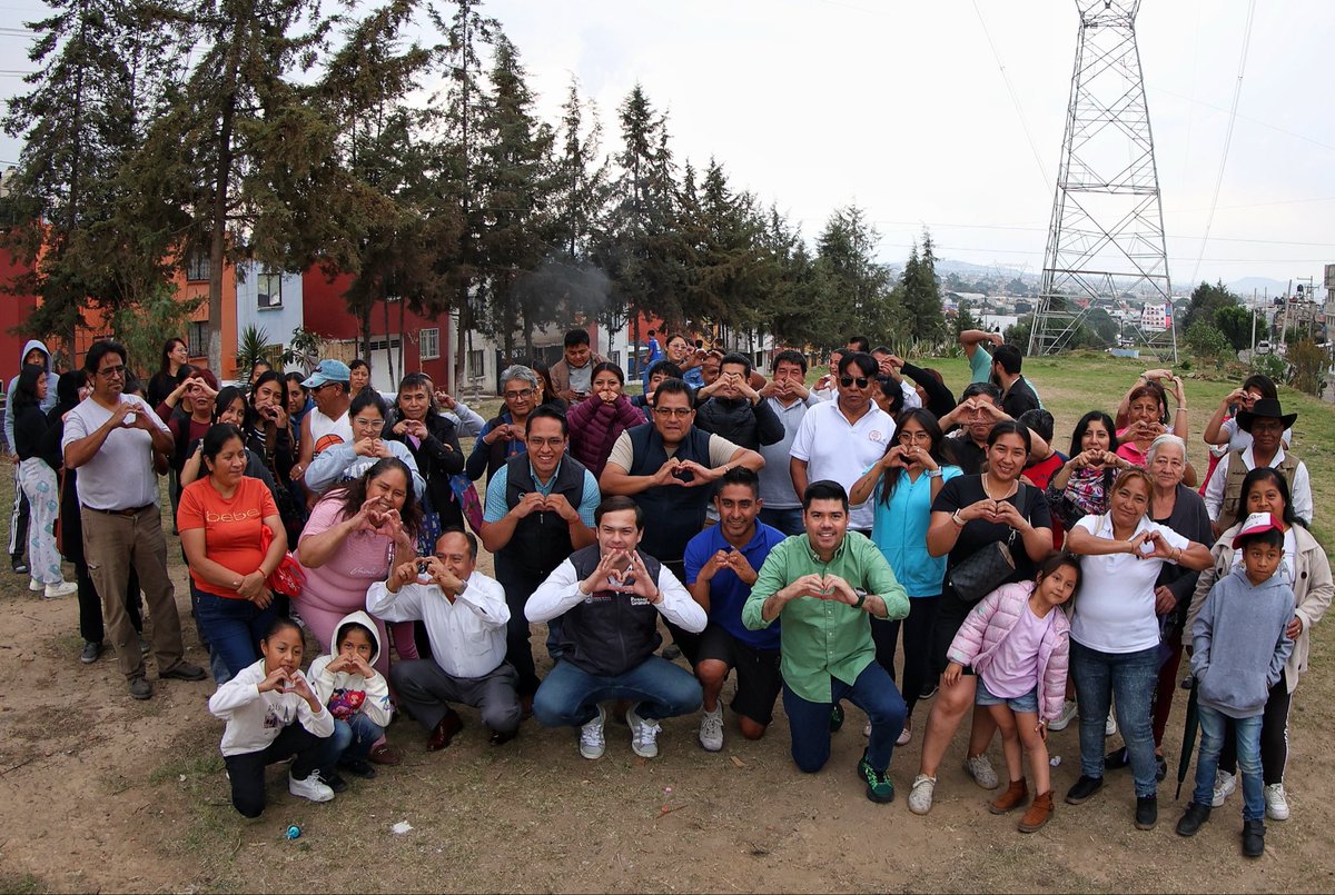 natale_jimmy's tweet photo. Cerrando una tarde 🌇 productiva en el Distrito 🔟 con mis amigas y amigos de la Colonia #ElConde📍, donde llevamos a cabo una asamblea del Programa de Obra Comunitaria 🏡, de @Bienestar_Pue encabezada por mi amiga, la Maestra @artemisa_laura, a quien le agradezco su apoyo. 🤝🏻 Muy pronto tendrán un espacio digno para que las familias convivan y donde l@s jóvenes puedan disfrutar y activarse. ⚽️🛝🌳✅