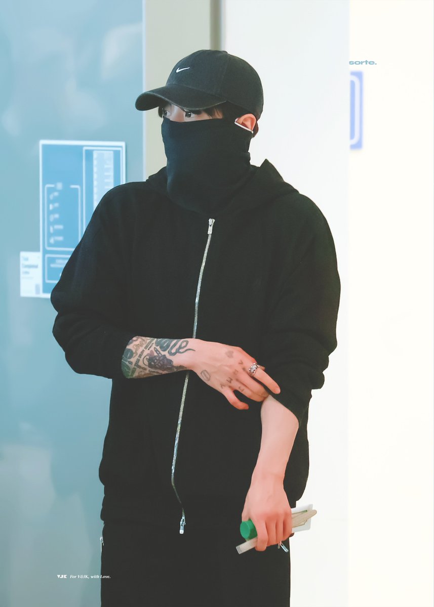 SORTE613's tweet image. 정국이 칫솔 취향 여전 ㅋㅋㅋㅋㅋ
크기가 범상치 않다 (아직두 왕타 칫솔이닝..🤔🤔)
강아디 안전비행 되세용🫳🫳💗

260423 ICN 정국 출국 HQ  
#JUNGKOOK #정국 #JK #グク