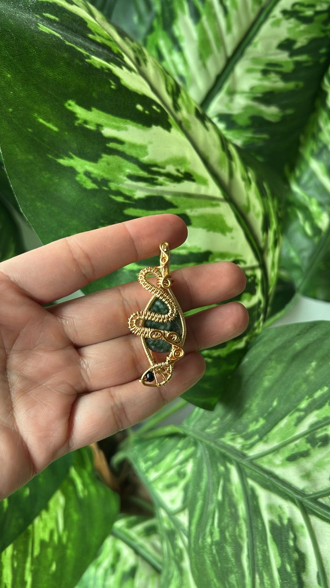 Flowerauraa_'s tweet photo. Sold already but today I made a snake pendant 🥹 https://t.co/F8ekkUKKjY