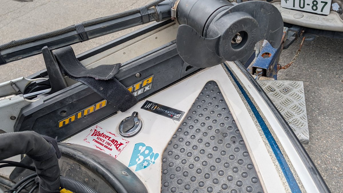 KATSUYAYouTube's tweet image. 船に穴開けてたのでその目隠しでステッカー貼ってみた！違和感なし👍

#ウォーターランド
#DUO
#バスボート
#千花リス