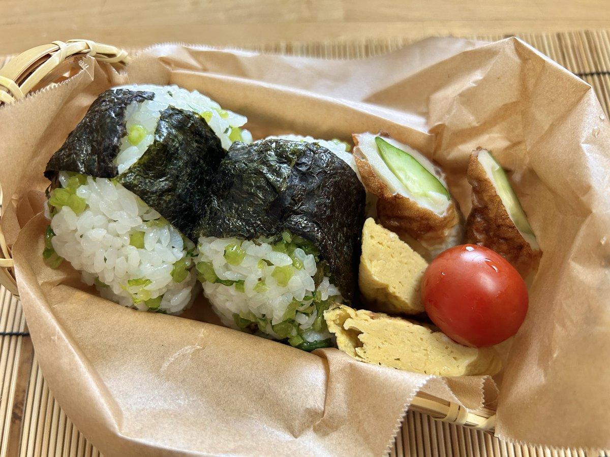 komapict's tweet image. 今日から夜まで勤務が続くので、晩飯に大根葉のお握り弁当持って行くやで🍙  #突撃となりの狛ごはん #弁当 #lunch #cooking #ryouri #gohan