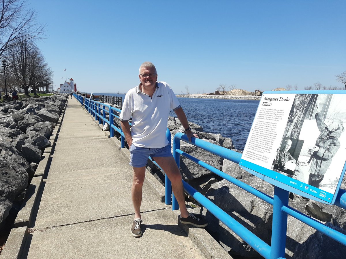 TekstPast's tweet image. Water was vandaag nog beetje koud om te zwemmen in Lake Michigan, maar pootjebaden ging prima @LakeMichigan13 #Michigan #USA