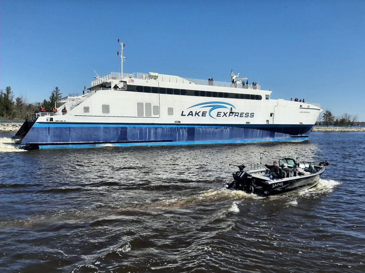 TekstPast's tweet image. Water was vandaag nog beetje koud om te zwemmen in Lake Michigan, maar pootjebaden ging prima @LakeMichigan13 #Michigan #USA
