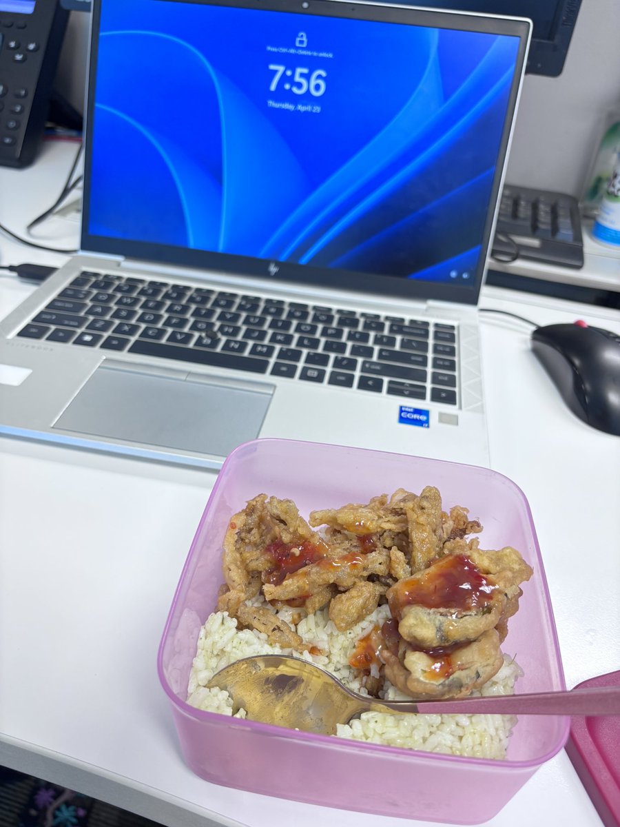 Reva_Inovri's tweet photo. Sarapan kuli di pagi hari https://t.co/8N36xoBres