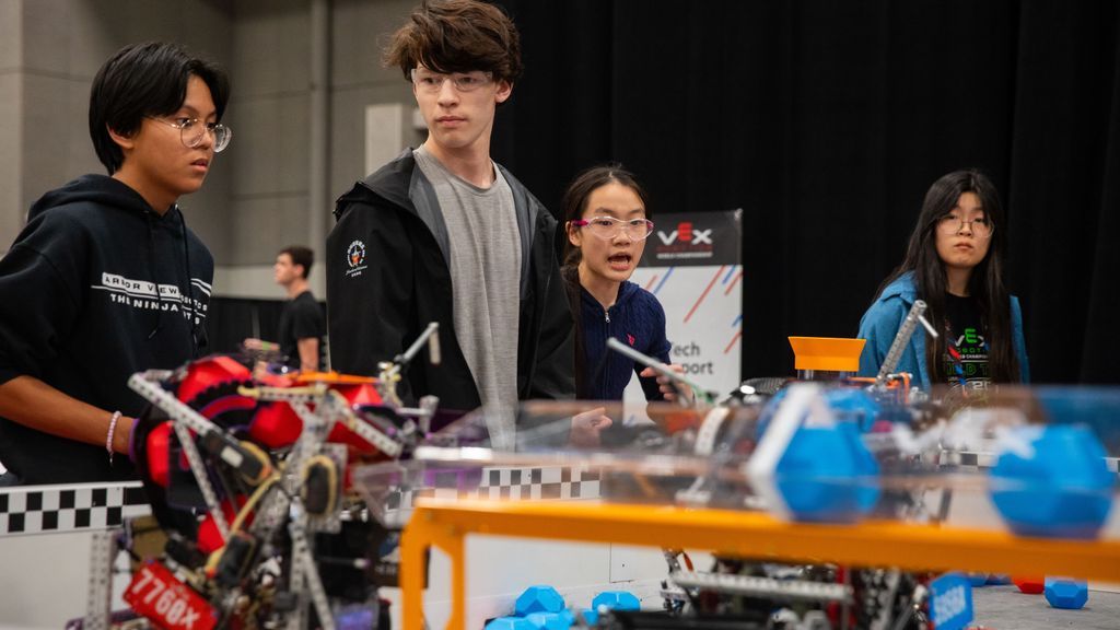 VEXRobotics's tweet photo. Day Two of #VEXWorlds 2026 is done and our V5RC High School teams did not disappoint! 🔥 Catch all the match recaps on VEX Robotics TV:
https://t.co/Gg1Woejecm https://t.co/4HV65i7NjU