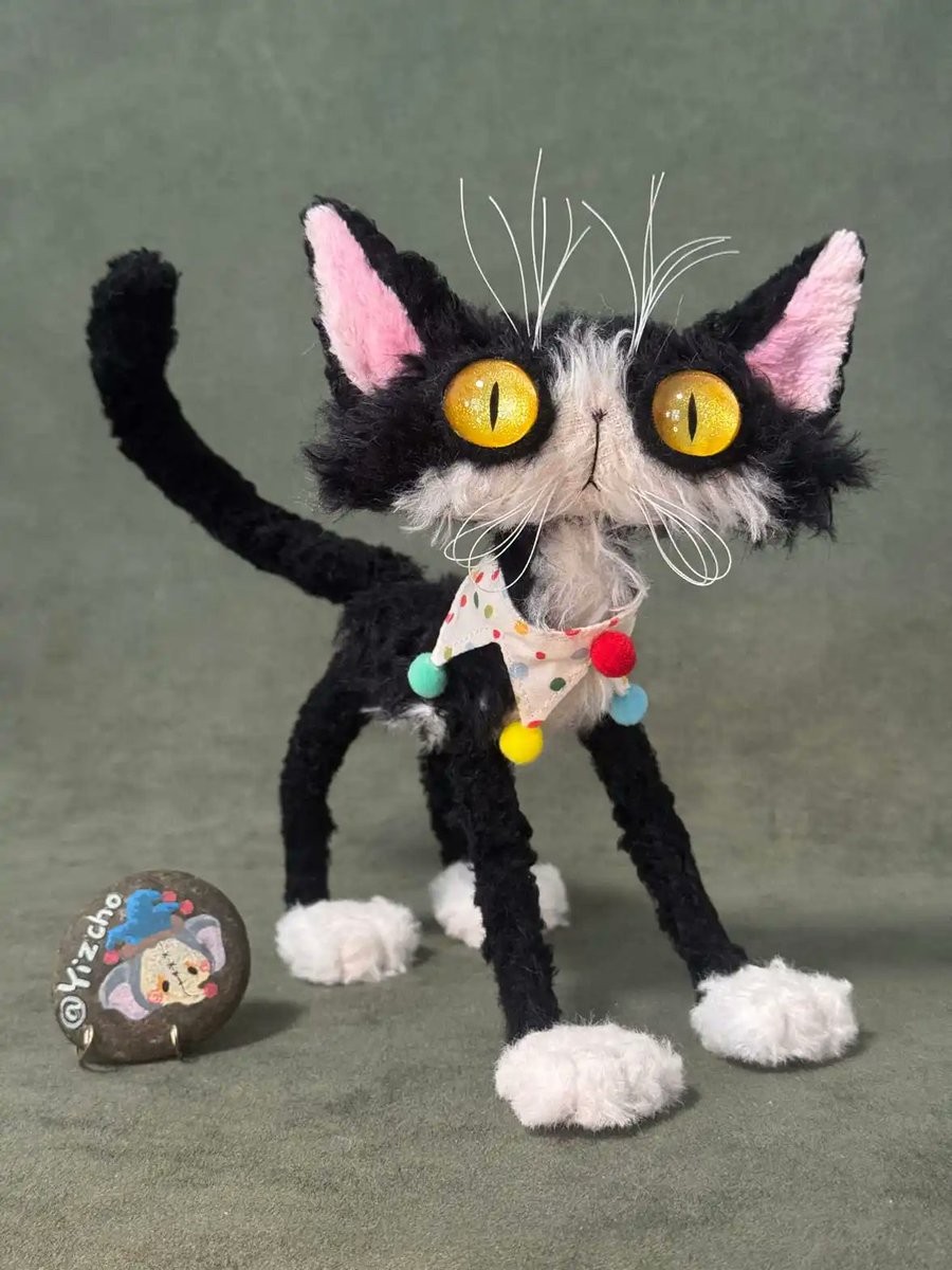 playmorphx's tweet image. Has the ability to make you happy! ✨ One will be available tonight. I am working as fast as I can, thank you all for your patience! 🥺

Original handcrafted doll, fully poseable. Not a pipe cleaner toy!

#ArtDoll #HandmadeDoll #Handcrafted #TuxedoCat #ToyArtist
