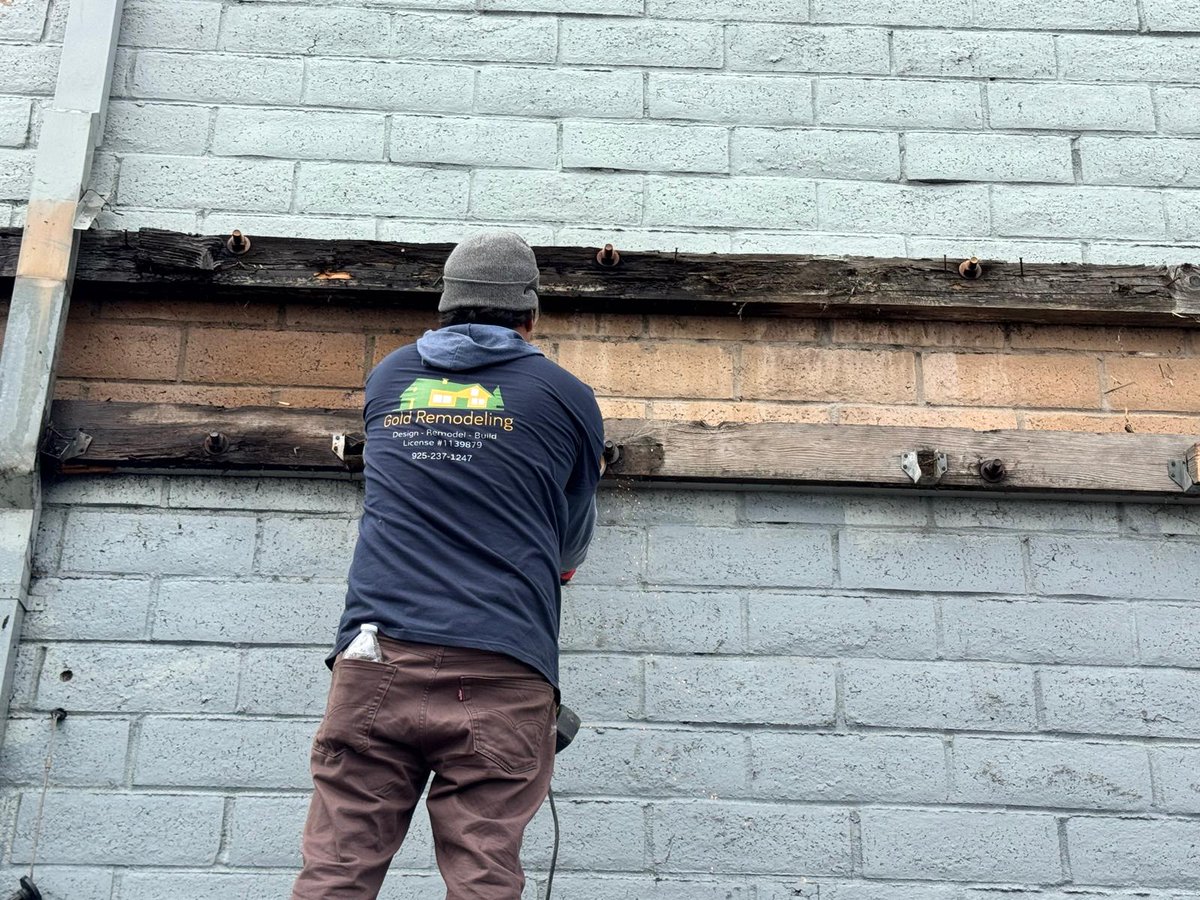 DanielG62915278's tweet image. From hidden damage to a fresh start.
Our team is in the preparation phase of a commercial exterior repair project: demo complete, site cleared, and ready for the next stage of reconstruction.
This is how lasting work gets done.
#GoldRemodeling #CommercialProject