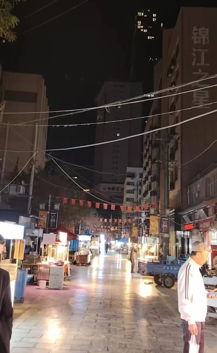 nazeila2's tweet image. " Crispy fried pancake + savory beef skewers = Street food heaven! Grab a bite—warm, flavorful, unforgettable.  Local night market, tonight only! #StreetFoodJoy #TastyBites"