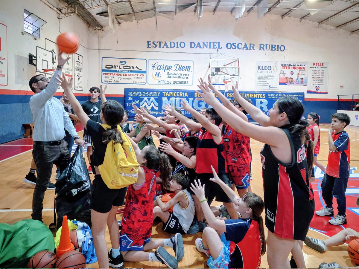 rodrigo_arist's tweet photo. Hoy y durante los últimos días hicimos entrega de materiales deportivos para los clubes de básquet de nuestra ciudad y para la Liga Rosaleña de Fútbol Infantil Municipal. https://t.co/tFIEHK09CL
