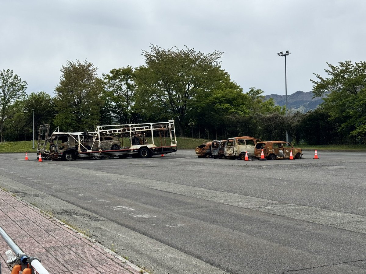 pepper_of_life's tweet photo. 下牧PAに置いてあるこの廃車なにこれ？ https://t.co/cQuesGFCQD