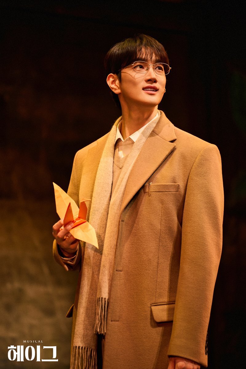 𝐌𝐮𝐬𝐢𝐜𝐚𝐥 𝐇𝐚𝐠𝐮𝐞 🚂
#뮤지컬 #헤이그

🚂 공연 사진 공개

“죽어도 죽지 않는 죽음이 있다.
나의 글에 나를 남겨놓는다”

나선우 | #조상웅 #윤은오 #김태오
_
𝟐𝟎𝟐𝟔.𝟎𝟒.𝟎𝟏 - 𝟎𝟔.𝟐𝟏
NOL 유니플렉스 1관