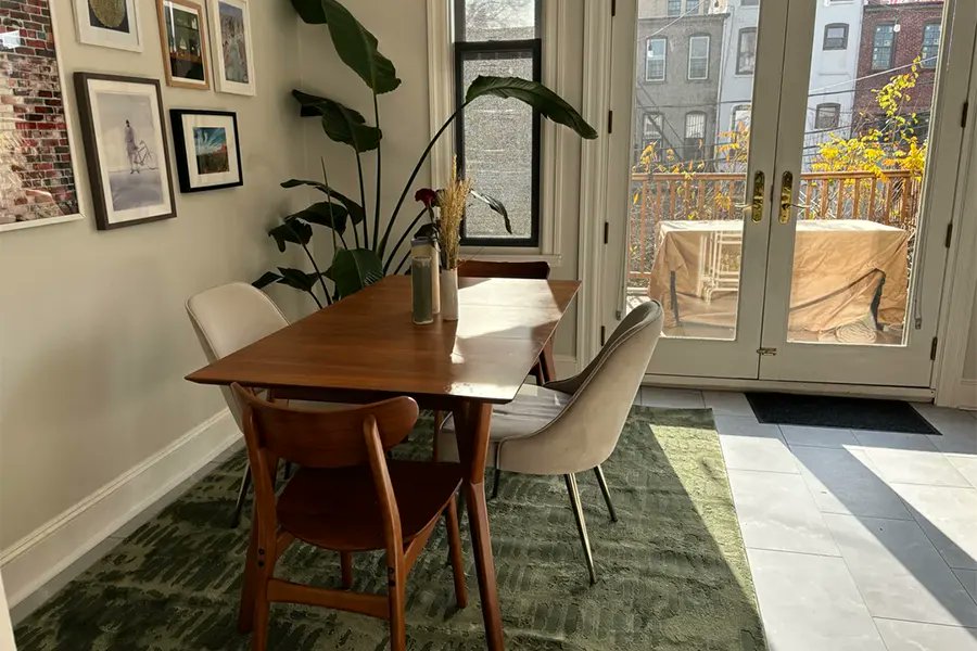 TheLemeDecor's tweet image. Dining room with a soft green rug, mid-century wood table, upholstered chairs, indoor plants, and natural light, creating a fresh and relaxed dining space.

#DiningRoom #InteriorDesign #HomeDecor #MidCenturyModern #NaturalInteriors #GreenDecor #CozySpaces #DiningInspo