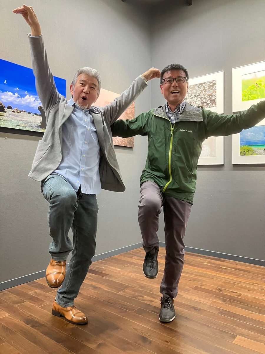 PhotoGaku's tweet photo. おはようございます。本日はあいにくの雨でごんす。

昨日は高橋良典先生を捕獲！しました。

本日は予定通り15時からギャラリートークを行いますのでみなさまのお越しを亀仙Tシャツを着てお待ちしております。

#キヤノンギャラリー大阪
#飾り鳥
#戸塚学 https://t.co/ctp9UOtTj1