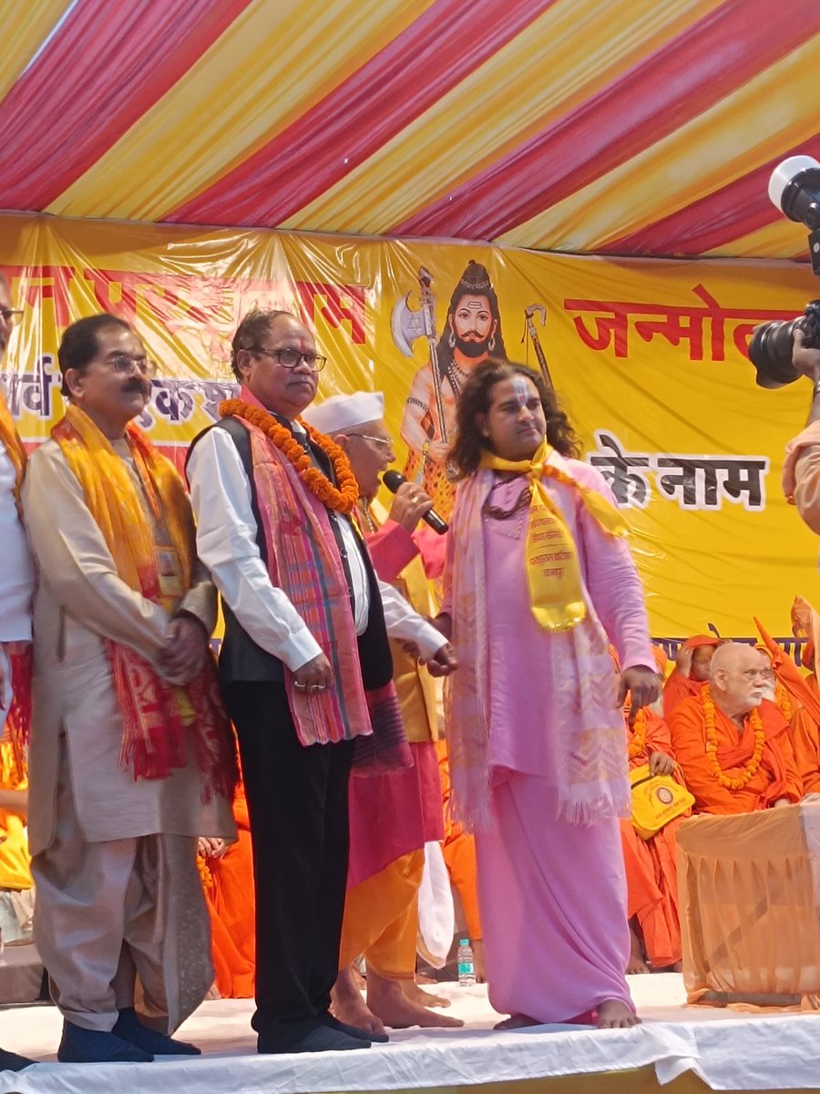 आप सब लगता है अभी देख नही पा रहे कि यहाँ किस तरह की राजनीति व्यवस्था चल रही है। एक गौतम खट्टर नही अनेक ऐसे युवा केवल ऐतिहासिक, सत्य एवं तथ्य की बात कहने पर जेल भेजे जा रहे हैं।
किन्तु उन पर कोई कार्यवाही नही जो खुलेआम हमारे देवी देवताओं का मजाक बनाते हैं, महापुरुषों एवं