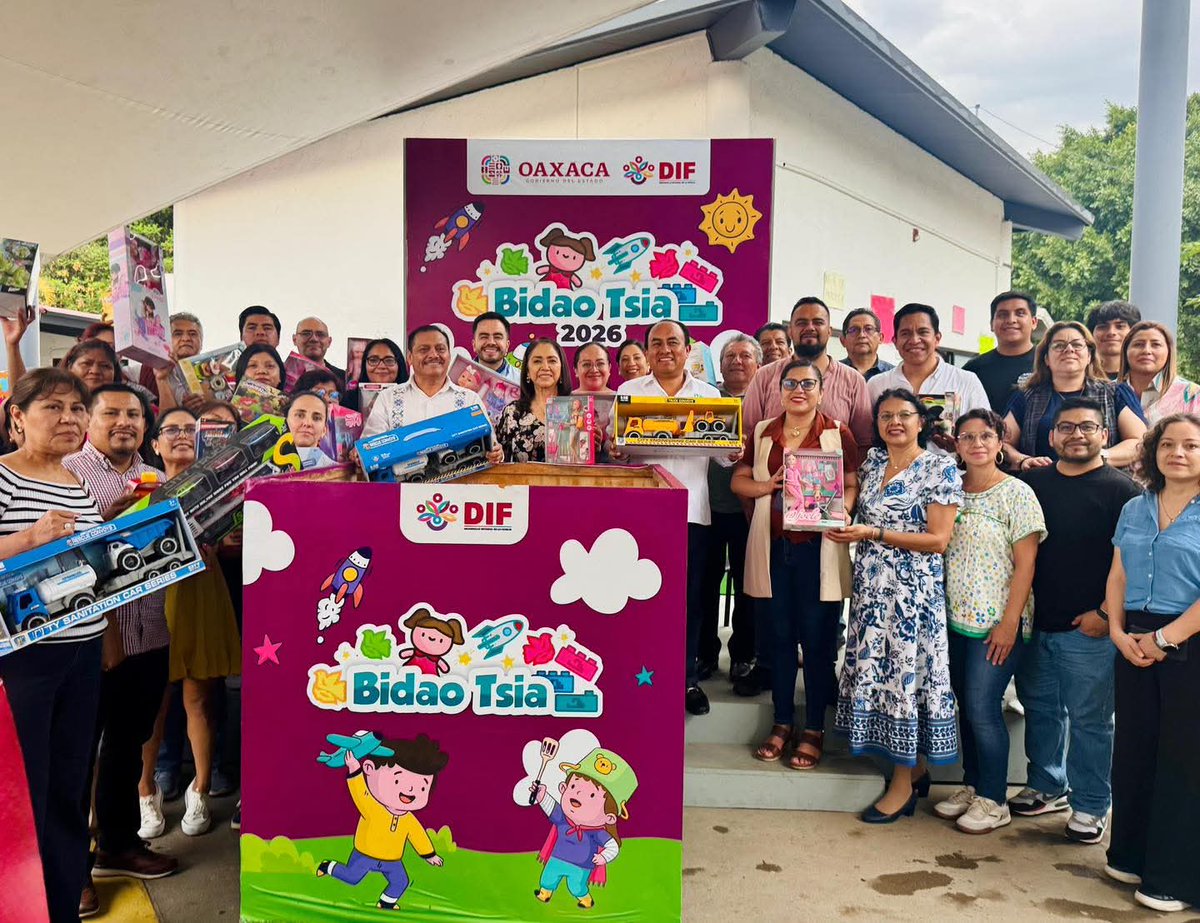 SergioLopez_S's tweet photo. Hoy junto con mis compañeras y compañeros del @CECyTEOaxaca nos sumamos a la campaña estatal Bidao Tsia, impulsada por el @DIF_Oaxaca, que encabeza la Sra. @Irma_BolanosOax.

Reconocemos la importancia de sumar esfuerzos en la colecta de juguetes y llevar alegría y esperanza a las niñas y niños de las comunidades de nuestro querido Oaxaca.

#CECyTEO
